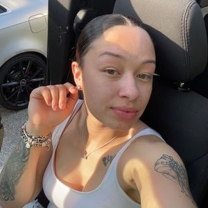 Meet your Posher, Moni